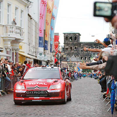 Der Showstart der Deutschland-Rallye zog in der Vergangenheit Motorsportfans aus vielen Ländern in die Trierer Innenstadt.