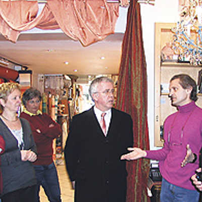Raumausstatter Anton Morgen (2.v.r.) und seine Frau Ingrid (2.v.l.) stellen Wirtschaftdezernentin Christiane Horsch, OB Schröer und Andreas Noll von der City-Initiative (v.l.) ihr Geschäft vor.
