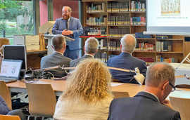 Kulturdezernent Markus Nöhl begrüßt im Lesesaal der Wissenschaftlichen Bibliothek die Gäste zum Festvortrag aus Anlass des rheinland-pfälzischen Landesjubiläums.