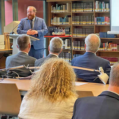 Kulturdezernent Markus Nöhl begrüßt im Lesesaal der Wissenschaftlichen Bibliothek die Gäste zum Festvortrag aus Anlass des rheinland-pfälzischen Landesjubiläums.