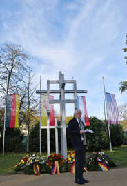 OB Wolfram Leibe verliest vor dem Ehrendenkmal auf dem Hauptfriedhof das Totengedenken.