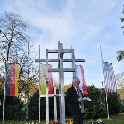 OB Wolfram Leibe verliest vor dem Ehrendenkmal auf dem Hauptfriedhof das Totengedenken.