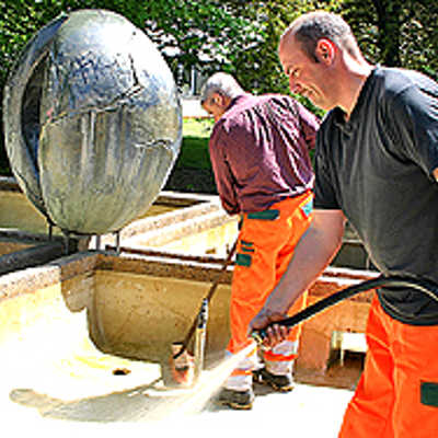 Emil Kaiser und Georg Dietz (v.l.) vom Grünflächenamt reinigten vergangenen Mittwoch das Becken im Brunnen neben dem Theater. Einen Tag später sprudelte dort schon wieder das Wasser.