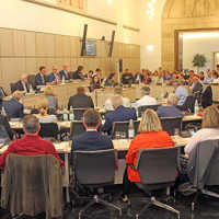 Der Stadtrat tagt im Großen Rathaussaal am Augustinerhof.