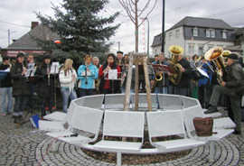 Bei musikalischer Begleitung durch den örtlichen Musikverein wurde der neue Dorfplatz in Zewen seiner Bestimmung übergeben. Foto: Jenni Werner