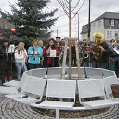 Bei musikalischer Begleitung durch den örtlichen Musikverein wurde der neue Dorfplatz in Zewen seiner Bestimmung übergeben. Foto: Jenni Werner