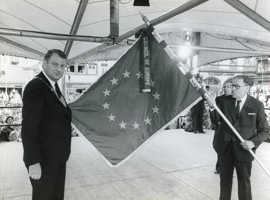 Zur 2000-Jahrfeier wurde Trier (links Oberbürgermeister Felix Zimmermann) 1984 vom Europarat mit einer Europaflagge ausgezeichnet. Foto: Stadtarchiv