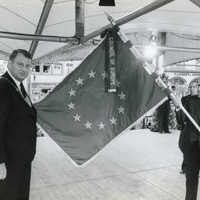 Zur 2000-Jahrfeier wurde Trier (links Oberbürgermeister Felix Zimmermann) 1984 vom Europarat mit einer Europaflagge ausgezeichnet. Foto: Stadtarchiv