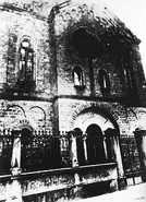 Das Bild zeigt die Trierer Synagoge in der Zuckerbergstraße im Jahr 1944. Wie viele andere jüdische Gotteshäuser wurde sie in der Pogromnacht 1938 geschändet. An den Standort erinnert heute eine Gedenkstele.