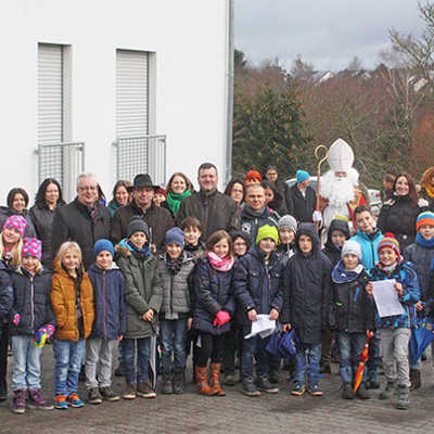 Auch der Nikolaus kam zur Einweihung des neuen Irscher Dorfplatzes. Die Kinder der Grundschule begrüßten ihn und Baudezernent Andreas Ludwig mit Weihnachtsliedern.