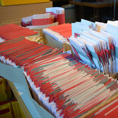 Die Unterlagen zur Landtagswahl 2021 werden zur Verschickung im Wahlbüro in der Europahalle vorbereitet.