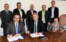 SWT-Vorstand Arndt Müller und Otmar Rößler (Stadtbürgermeister Schweich, vorn, v. l.), unterzeichnen den Vertrag im Beisein von Anita Kruppert (Beigeordnete der Stadt Schweich, rechts). Foto: SWT