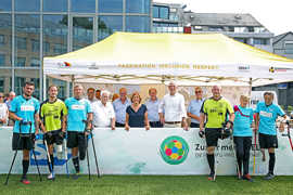 Gruppenbild: Spieler der Amputierten-Fußball-Bundesliga gemeinsam mit Vertretern aus Stadt und Politik, unter anderem mit Ministerpräsidentin Malu Dreyer und Oberbürgermeister Wolfram Leibe