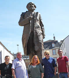 Mit Oliver Thomé, Wolfgang Esser, Rebecca Siemoneit-Barum und Thomas Schmitt (v. l.) wirbt der „Prinzen“-Sänger Tobias Künzel vor der Trierer Marx-Statue für sein Comedy-Musical.