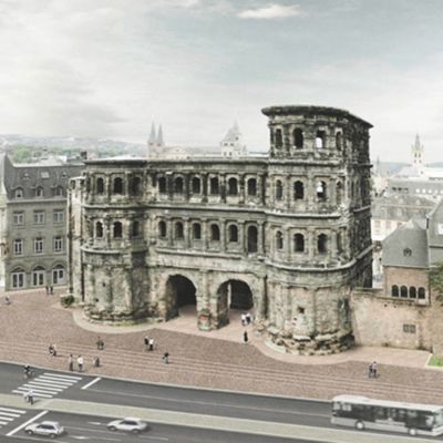 Visualisierung des Siegerentwurfs: Der Blick über die Nordallee zur Porta Nigra zeigt, wie sich der Umrisse des römischen Stadttors in der unterschiedlichen Pflasterung des Platzes abzeichnet. Abb.: Atelier Loidl