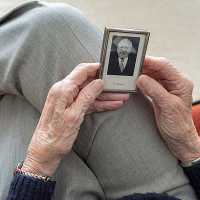 Viele Seniorinnen und Senioren leiden nach dem Verlust des Partners unter Einsamkeit. Von diesem Schicksal sind Frauen besonders oft betroffen, weil sie im Durchschnitt älter werden. Foto: Pixabay/Sabine van Erp