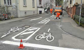 Als flankierende Maßnahme zur künftigen Beschilderung als Fahrradstraße wurden an der Einmündung der Eberhardstraße in die Südallee bereits auffällige neue Markierungen aufgebracht.
