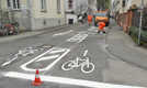 Als flankierende Maßnahme zur künftigen Beschilderung als Fahrradstraße wurden an der Einmündung der Eberhardstraße in die Südallee bereits auffällige neue Markierungen aufgebracht. Foto: Tiefbauamt