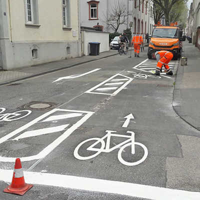 Als flankierende Maßnahme zur künftigen Beschilderung als Fahrradstraße wurden an der Einmündung der Eberhardstraße in die Südallee bereits auffällige neue Markierungen aufgebracht. Foto: Tiefbauamt