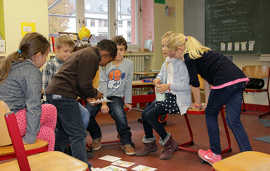 Die Kinder des Deutschkurses lernen spielerisch Begriffe aus dem Schulalltag.