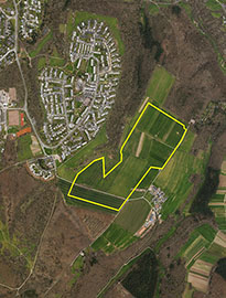 Das Gelände, das im neuen Flächennutzungsplan als Wohnbaugebiet ausgewiesen werden soll (gelbe Umrandung), liegt zwischen Mariahof (links) und der Ansiedlung Brubacher Hof (rechts).