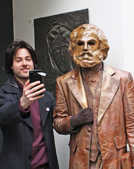 Die Marx-Statue am Simeonstiftplatz avancierte schnell zu einem beliebten Selfie-Motiv. Schauspieler Tobias Schweiger (l.) greift dieses Phänomen in dem Mitgeh-Theaterstück „Marx! Love! Revolution!“ auf, das auch 2019 auf dem Programm der TTM steht.