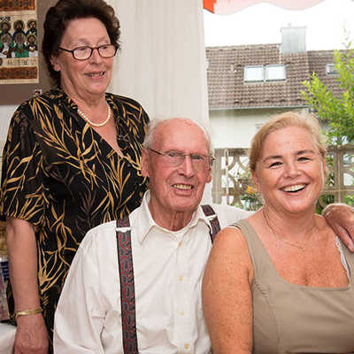 Johannes Ernzerhoff mit seiner Nichte Elisabeth (links) und Haushaltshilfe Ilona Kersch. 