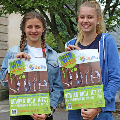 Die Jupa-Mitglieder Mia Weber (l.) und Lea Bloeck präsentieren die Plakate zum Kandidatenaufruf. Foto: Jupa-Geschäftsstelle