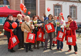 Am "Equal Pay Day" (Tag der gleichen Bezahlung) macht ein Aktionsbündnis um Frauenbeauftragte Angelika Winter (vorne, 3.v.r.) auf die Lohnunterschiede zwischen Männern und Frauen aufmerksam.