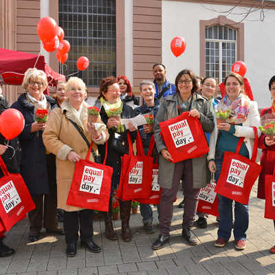 Am "Equal Pay Day" (Tag der gleichen Bezahlung) macht ein Aktionsbündnis um Frauenbeauftragte Angelika Winter (vorne, 3.v.r.) auf die Lohnunterschiede zwischen Männern und Frauen aufmerksam.