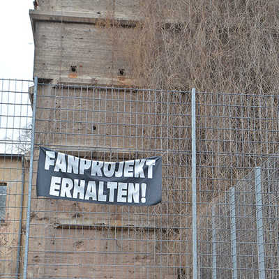 Ein Banner am Zaun des Bolzplatzes neben dem Hochbunker am Augustinerhof wirbt für die Fortsetzung des Fanprojekts.