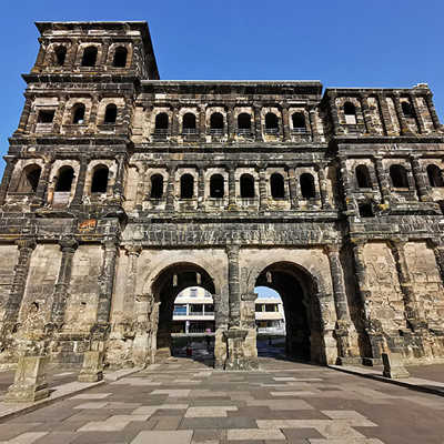 Selbstverständlich erfahren Besucherinnen und Besucher am Welterbetag im Rahmen einer Führung auch interessante Details über das Wahrzeichen Triers – die Porta Nigra. Foto: TTM