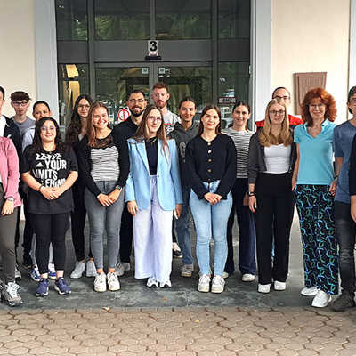 Die neuen Azubis und Studierenden trafen sich mit dem Team Ausbildung vor dem Rathaus zum Gruppenfoto.