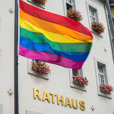 Regenbogenfahne auf Halbmast vor dem Rathaus