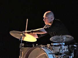 Das Bild zeigt einen Musiker am Schlagzeug
