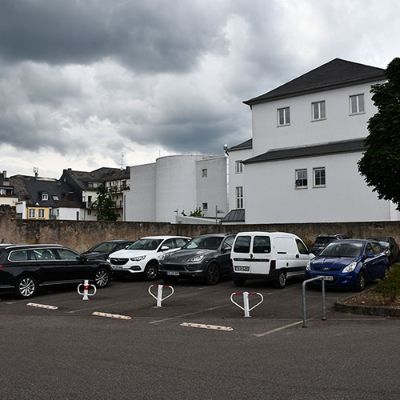 Auf dem Lintzschen Grundstück hinter dem Casino am Kornmarkt (Foto) vermietet die Stadtverwaltung Pkw-Stellplätze.