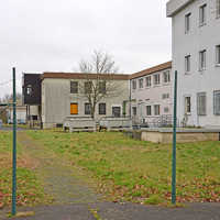 Der Großteil der Anfang der 1950er-Jahre entstandenen Gebäude auf dem ehemaligen Kasernengelände wird abgerissen. Das Foto zeigt eins der wenigen, das erhalten bleibt. 