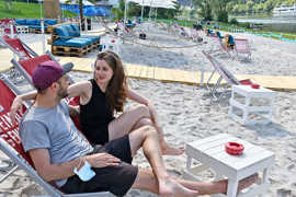 Für die Gäste der Strandbar stehen viele Liegestühle mit Moselblick bereit.