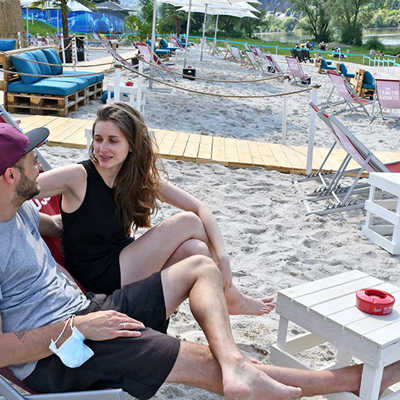 Für die Gäste der Strandbar stehen viele Liegestühle mit Moselblick bereit.