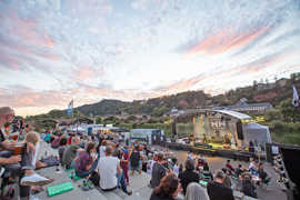 Zuschauer sehen sich ein Konzert auf einer Open-Air-Bühne am Zurlaubener Úfer an