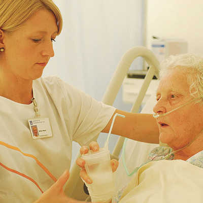 Eine Krankenpflegerin im Brüderhaus bei der Arbeit.