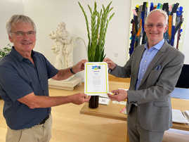 OB Wolfram Leibe freut sich gemeinsam mit Toni Loosen-Bach, Ansprechpartner für die Fairtrade-Stadt Trier, über die erneute Auszeichnung.
