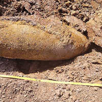 Freigelegte Bombe mit Maßband