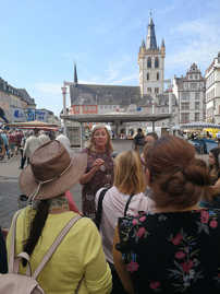Stadtführerin Christiane Salm-Schenten macht beim Rundgang„Moselwein trifft Geschichte“ Station auf dem Hauptmarkt.