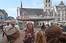 Stadtführerin Christiane Salm-Schenten macht beim neuen Weinrundgang „Moselwein trifft Geschichte“ Station auf dem Hauptmarkt. Foto: TTM 