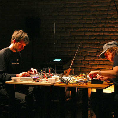 Das Duo „Tonic Train“ spielt auf selbstgebauten elektronischen Instrumenten. Beim Opening-Festival steht es mit dem Schlagzeuger Chris Cutler auf der Bühne. 