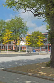 Blick über den Hans-Eiden-Platz zur Anbrosius-Grundschule. 