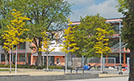 Blick über den Hans-Eiden-Platz zur Anbrosius-Grundschule. Foto: Quartiersmanagement/Maria Ohlig