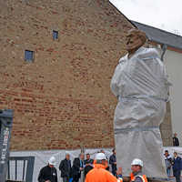 Geschafft: Die 2,3 Tonnen schwere Statue steht sicher auf dem Betonsockel.