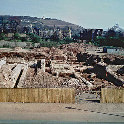 Die Neuerscheinung enthält unter anderem viele Fotos aus der Zeit der Ausgrabungen. Eine der historischen Aufnahmen zeigt den frührömischen Steinkeller im Westteil der Kaiserthermen (großes Bild). Im Hintergrund ist der Petrisberg zu erkennen.